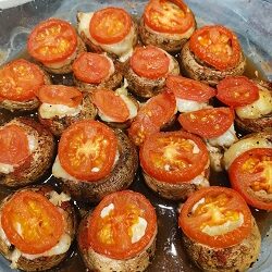 Pieczarki zapiekane z mozzarellą i pomidorami